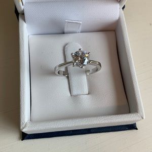 NWOT Gorgeous 1 carat CZ Engagement or Fashion Ring Size 6
